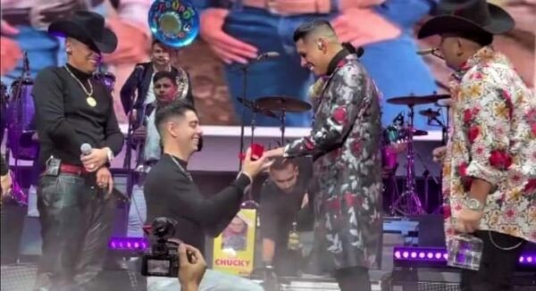 Por: Cortesía Novio de vocalista de Grupo Firme le propone matrimonio en pleno concierto
