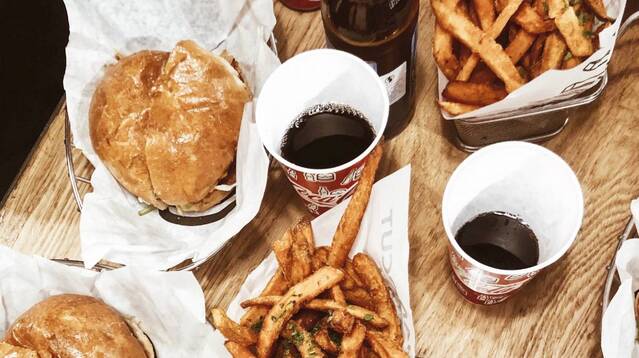 Por: Cortesía Adictiva y poco sana: Comer comida chatarra y comparte características con fumar