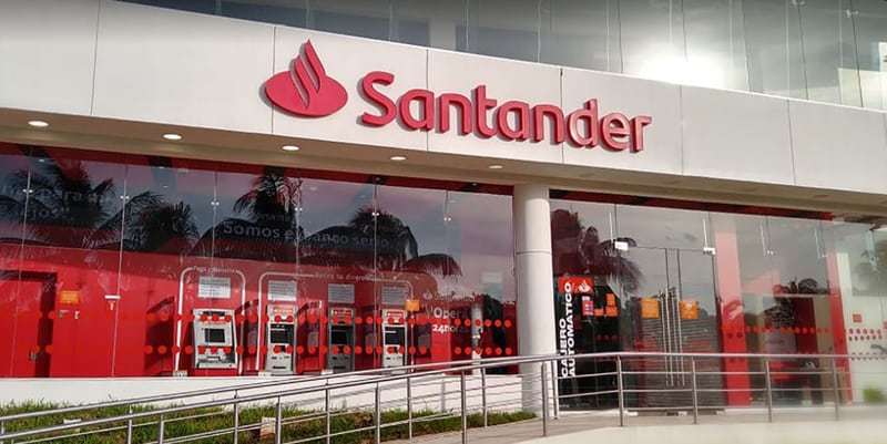 Asaltan a hombre que acababa de salir del banco Santander en Zavaleta; llevaba 1 millón de pesos en efectivo