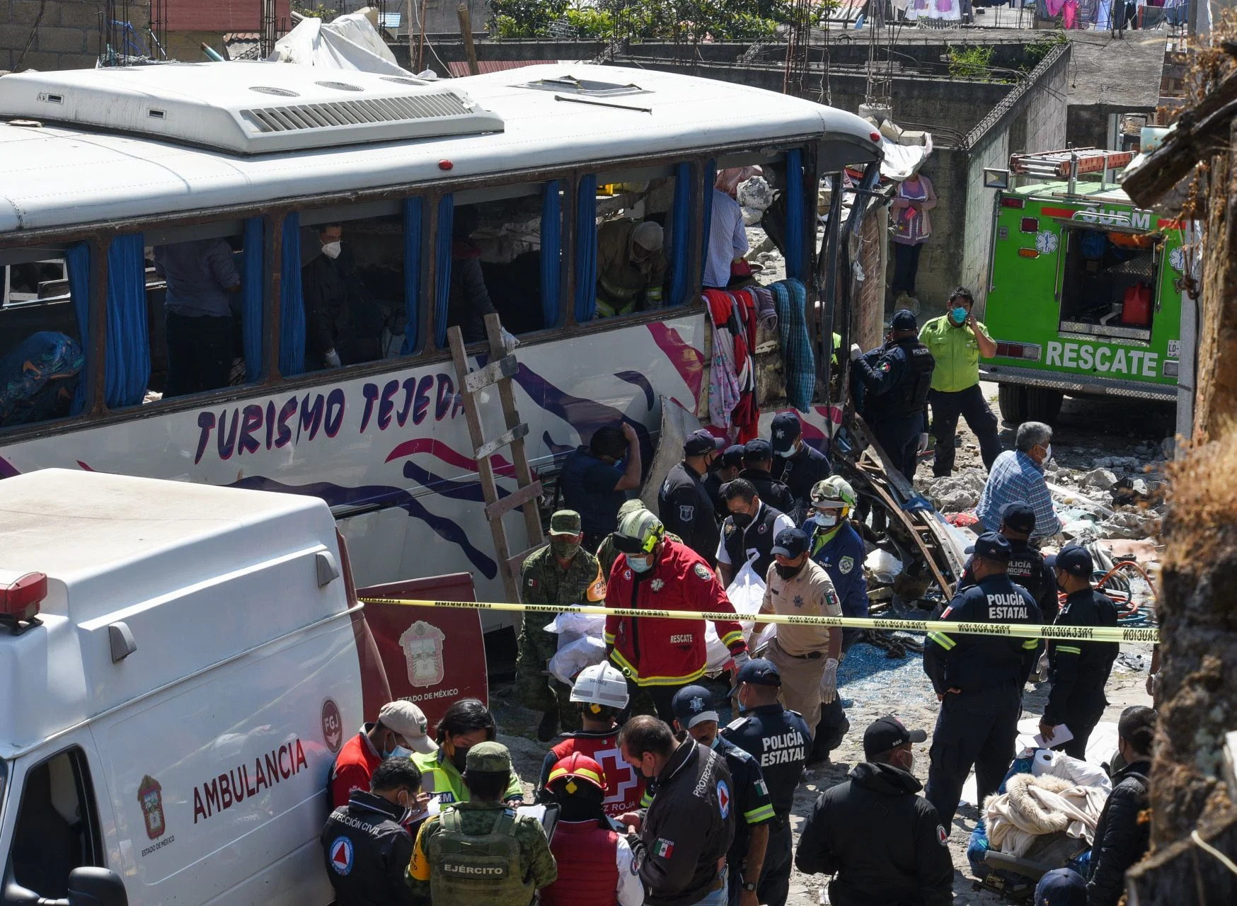 Por: Cortesía 19 fallecidos y decenas de pasajeros heridos tras impactarse autobús en una vivienda en Edomex