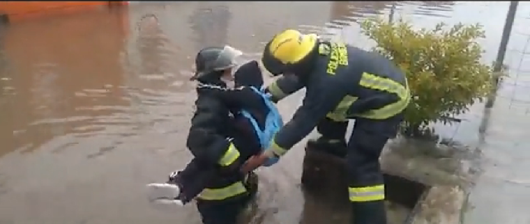 Por: Cortesía Menores quedaron atrapados en una escuela inundada; bomberos logran rescatarlos a tiempo