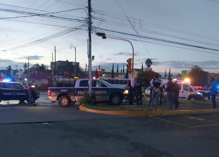 Por: Cortesía Patrulla de Puebla choca contra motocicleta, deja dos heridos; el oficial no respeto la luz roja (Video)