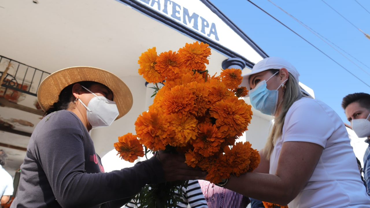 Por: Cortesía La edil Paola Angón recorrió este 2 de noviembre los “campos santos” de San Pedro Cholula