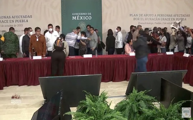 Por: Cortesía Afectados por "Grace" irrumpen evento de AMLO para señalar falta de apoyos