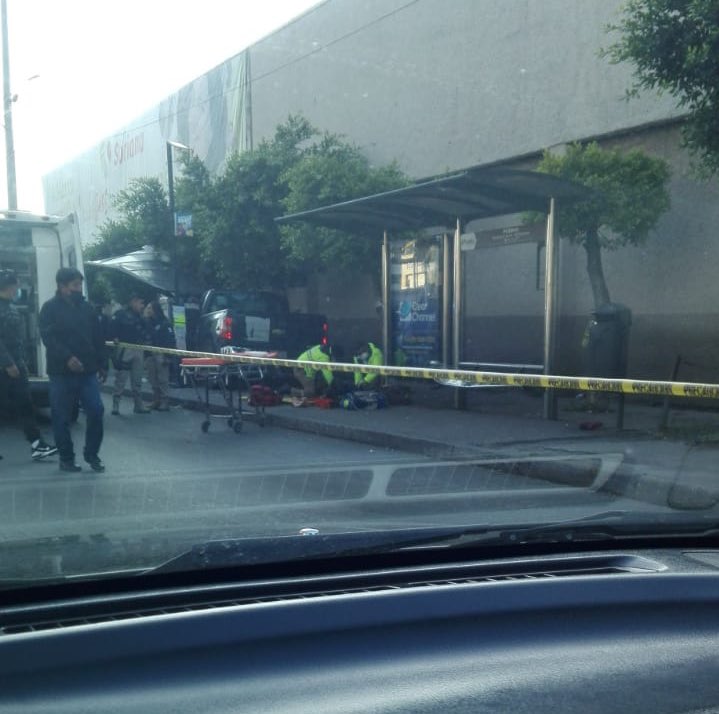 Por: Cortesía Camioneta se sube a la banqueta y atropella a dos mujeres en Plaza San Pedro; el conductor iba ebrio