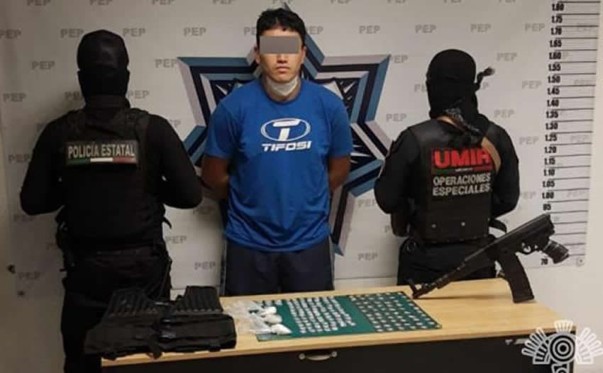 Por: Cortesía "Recorría Puebla con un 'cuerno de chivo'": Narcomenudista es detenido por posesión de drogas y armas