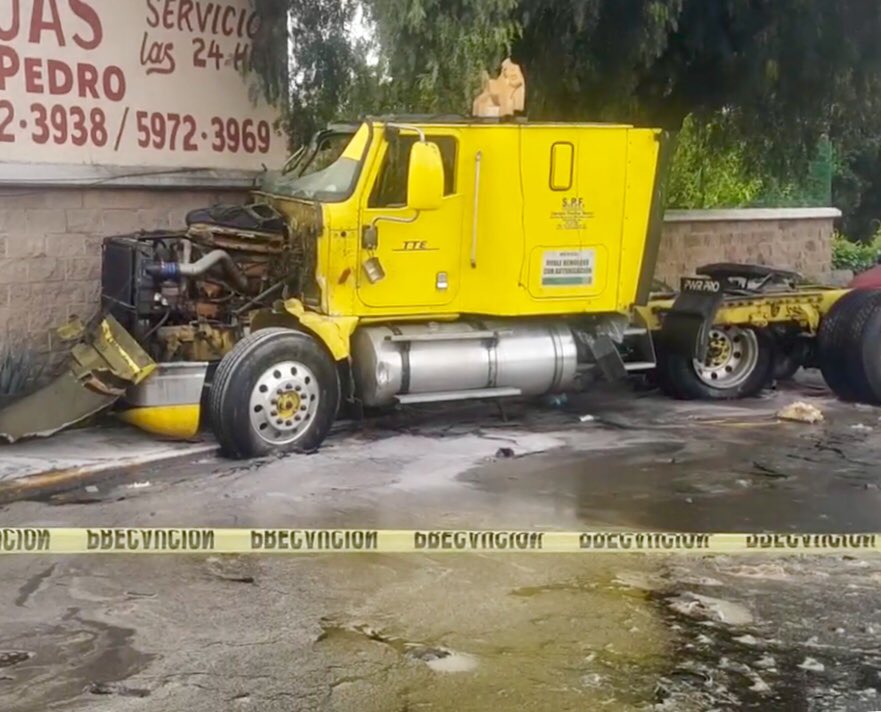 Trailer se queda sin frenos y se impacta en la caseta de San Marcos (Video)