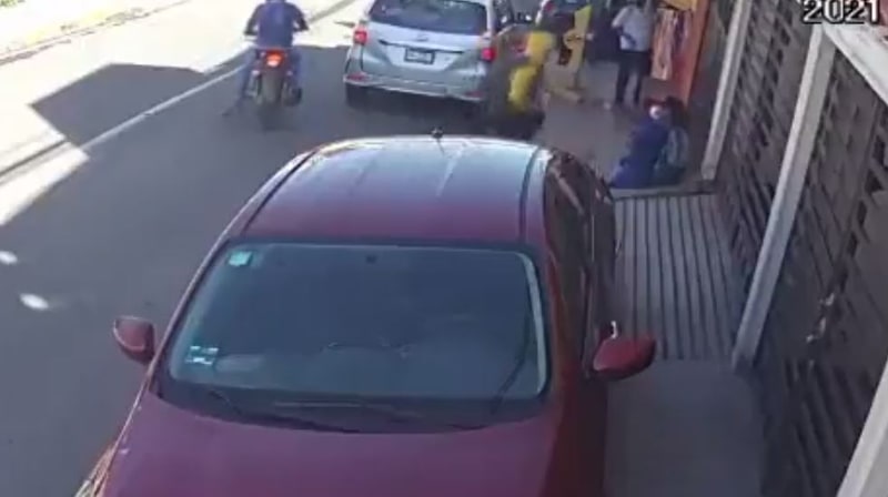 Captan momento de asalto en la ciudad de Puebla, delincuentes huyen en moto (Video)