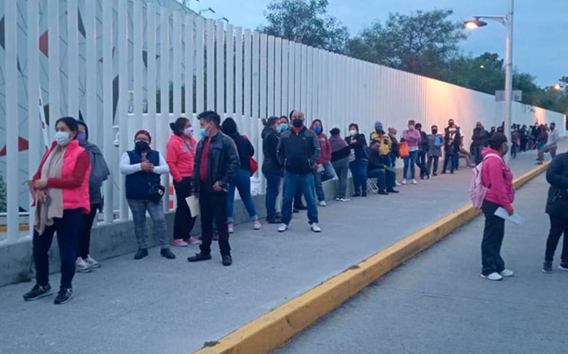 Por: Cortesía ¡No les avisaron! Poblanos hacen fila para la vacuna COVID desde temprano, cambiaron el día por retraso