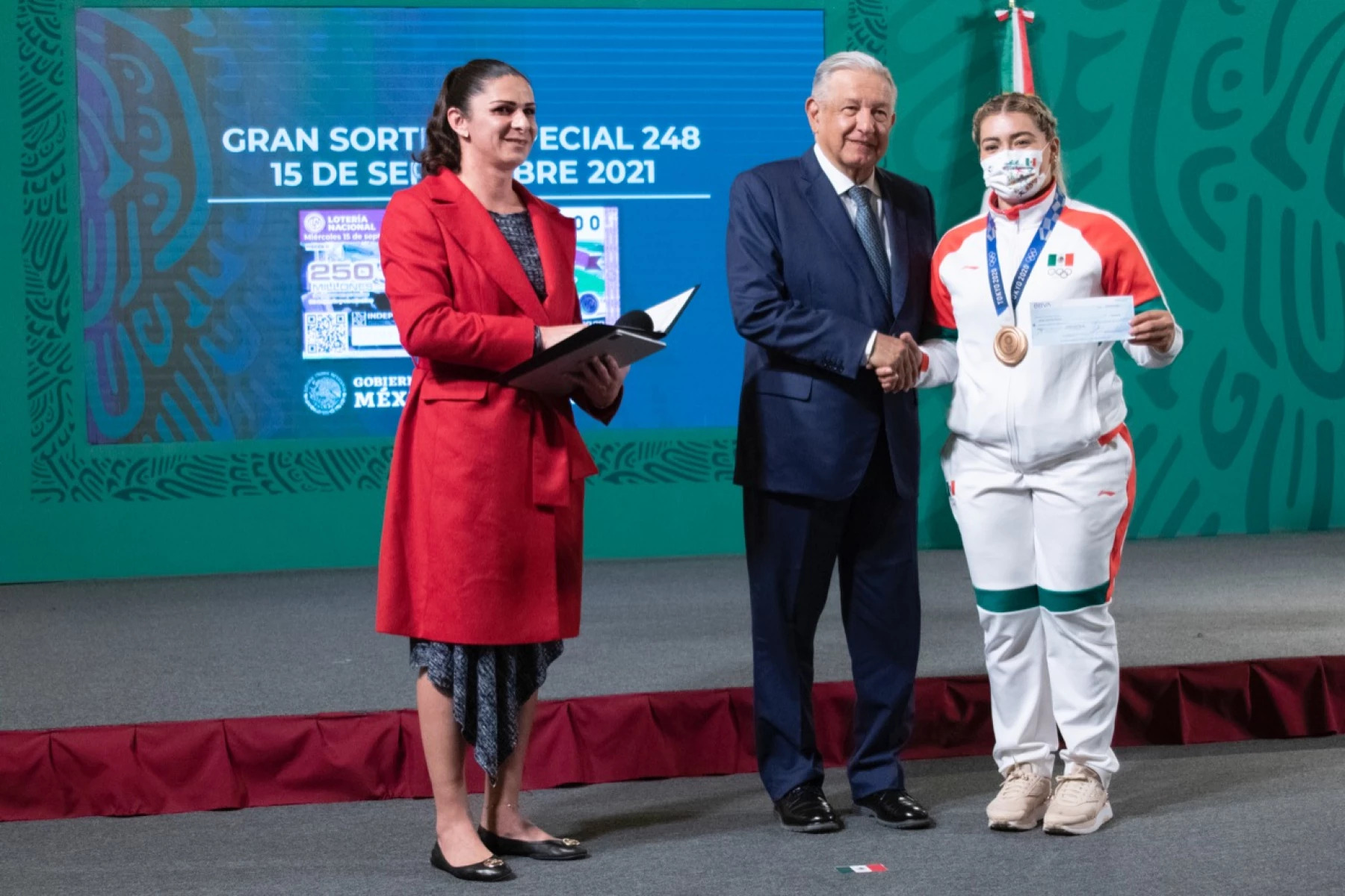 Por: Cortesía Premian a deportistas Mexicanos que compitieron en Tokio 2020; AMLO les entrega estímulos