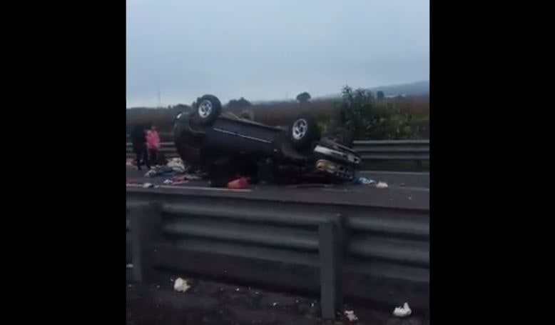 Camioneta vuelca sobre la Puebla - Cordoba , niños de 2 años fallecen en el lugar del accidente