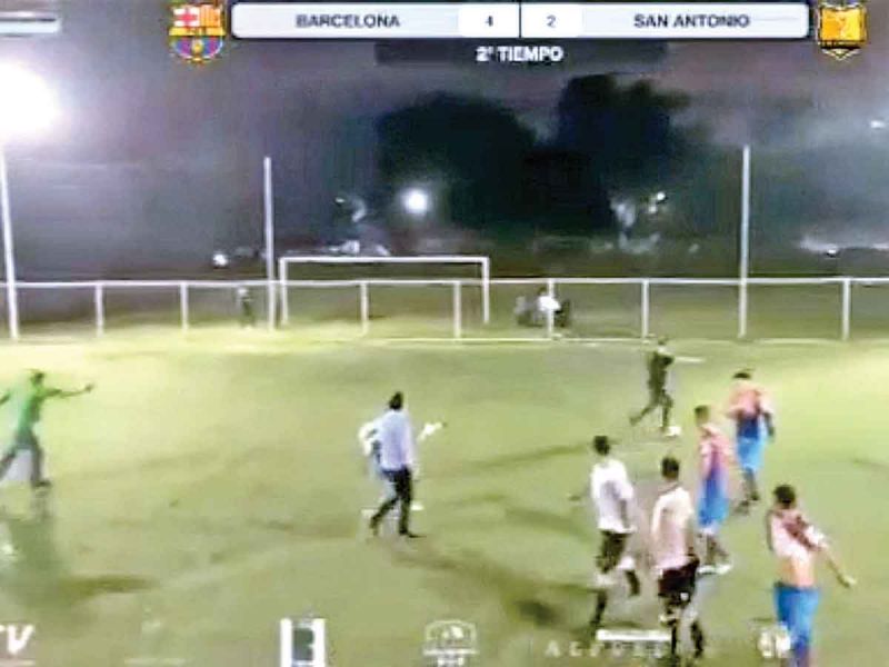 Por: Cortesía Pelea en partido de futbol inicia a golpes y termina con disparos (Video)