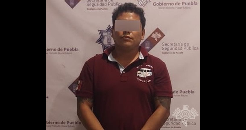 Por: Cortesía Hombre ataca a policía con un cuchillo para escapar; tras revisión le encuentran droga, es detenido