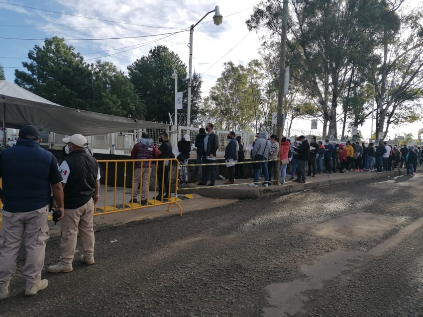 Por: Cortesía "¡Poblanos se equivocan de nuevo!" Gente de municipios asisten a vacunarse cuando no les toca