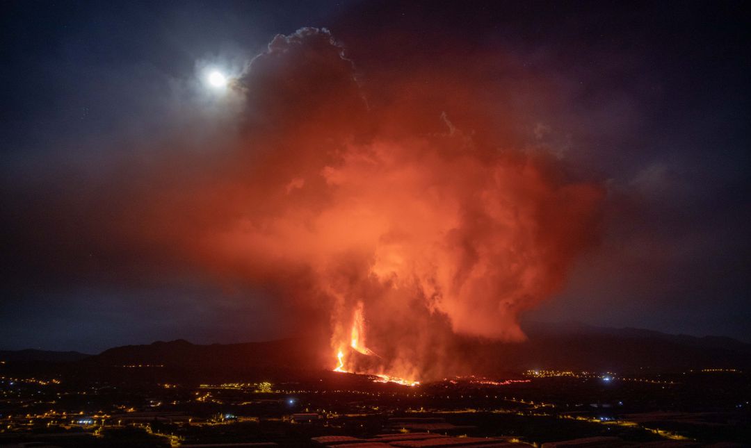 Por: Cortesía Nueva colada de lava del Volcán Palma esta provocando gran destrucción a su paso