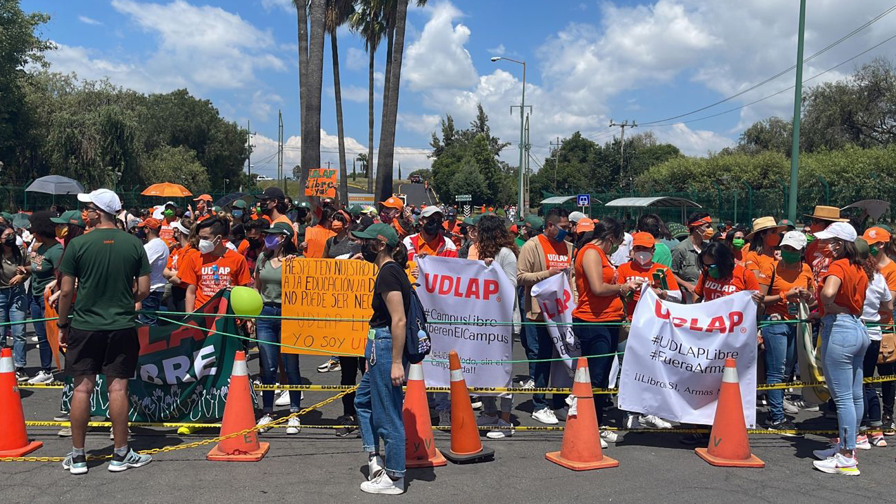 “Libros sí, armas no” reclaman estudiantes de la UDLAP