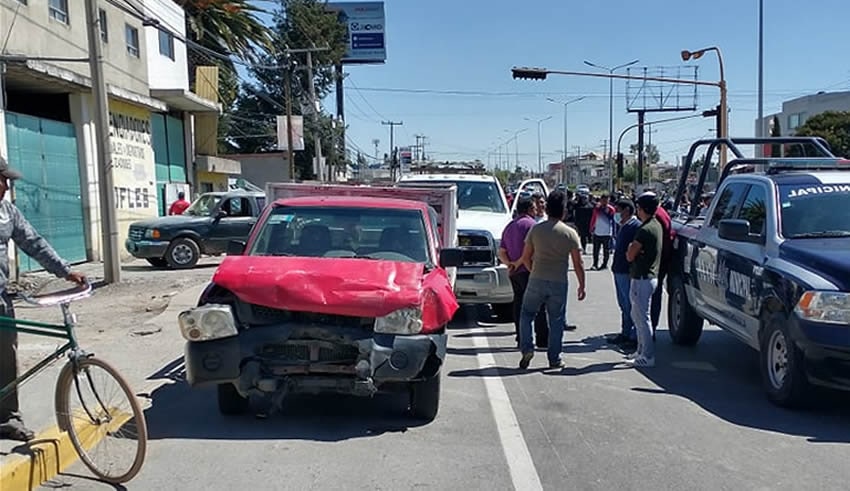 Por: Cortesía Accidente desata cierre de circulación en la Puebla - Atlixco; responsables se quedan para deslindar responsabilidades