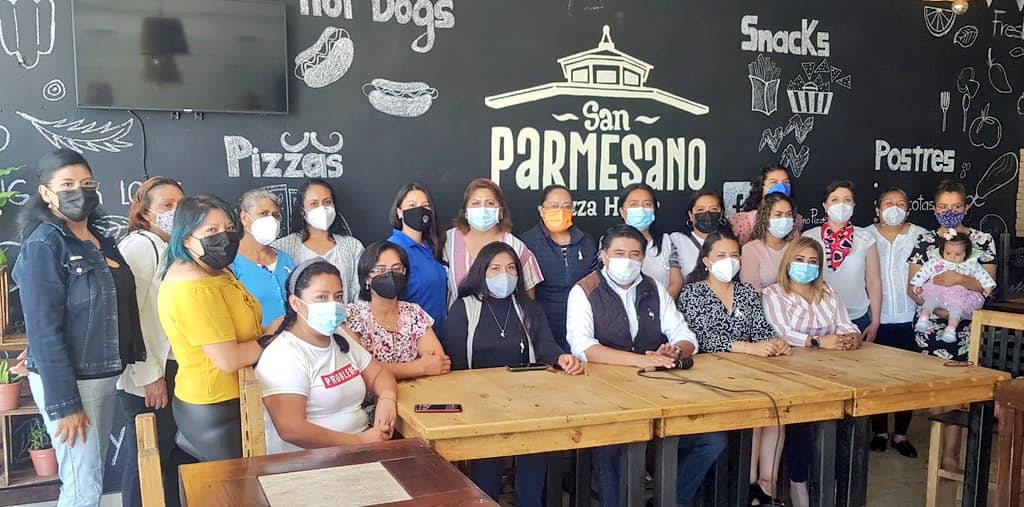 Por: Cortesía Puebla, Pue.- La Red de Mujeres Calerenses lanzaron la invitación a las mujeres de la Junta Auxiliar de San Jerónimo Caleras a participar en las actividades que se realizarán en el marco del mes de la concientización del cáncer de mama, con el propósito de crear conciencia de la autoexploración y las consecuencias de esta enfermedad. Isabel Méndez integrante de la “Red de Mujeres Calerenses” indicó que el grupo está conformado por mujeres de las diferentes colonias de la Junta Auxiliar, donde participan madres de familia, hijas, abuelas, tías, hermanas, amigas y vecinas, con un propósito informar a la comunidad sobre la importancia de autoexplorarse  Por su parte la psicóloga Sandra Romero dio a conocer que el próximo 16 de octubre se llevará a cabo una serie de pláticas con un grupo de mujeres denominadas “Las Guerreras” conformado por Rocío, Silvia, Mónica, Mercedes y Verónica quienes compartirán su experiencia de cómo fue que vencieron el Cáncer de Mama.  Mientras que el 23 y 30 de octubre a través de la plataforma de zoom especialistas en psicología, nutrición y medicina, expondrán la situación que viven las mujeres con cáncer y el cómo poder ayudarlas, desde su alimentación hasta el apoyo en casa.  Al final Migue Cholula, integrante de la campaña “Calerense de Corazón”destacó la importancia de este tipo de actividades que buscan promoverla participación ciudadana en la comunidad, y generar un espacio para que las mujeres de San Jerónimo Caleras escuchen y compartan opiniones.