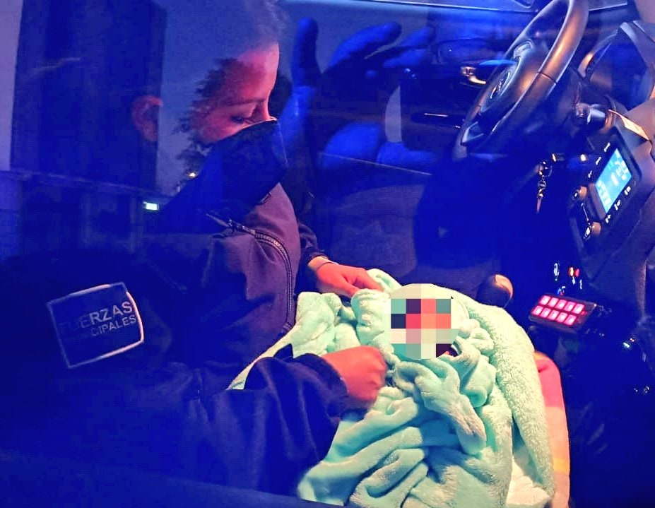 Por: Cortesía Abandonan a bebé en la central de Abastos; el menor de 7 meses de edad fue dejado en una camioneta