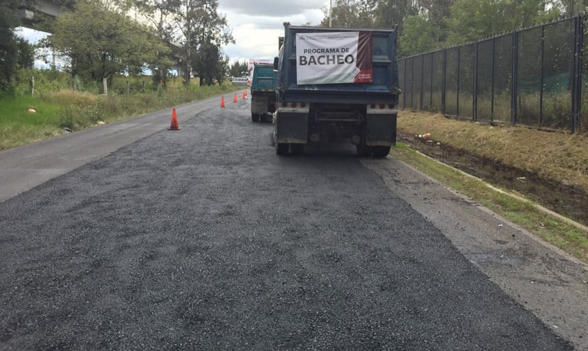 Por: Cortesía "Aun había un poco de carretera en sus baches"; Ejecutan labores de bacheo en autopista México-Puebla