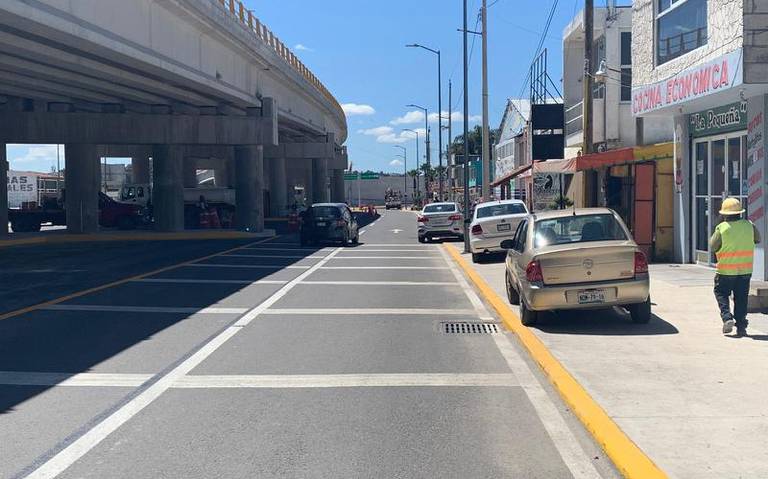 Por: Cortesía Automovilistas se estacionan sobre las banquetas en Viaducto