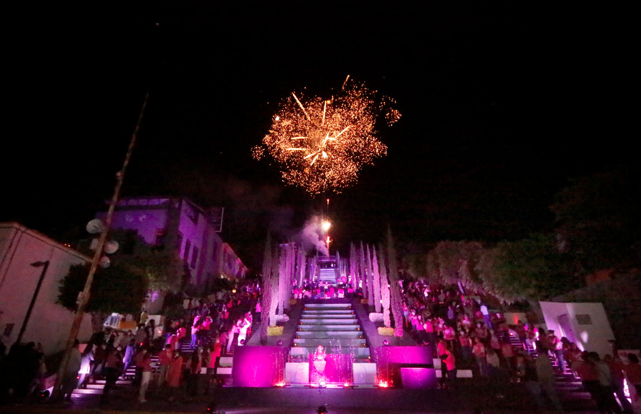 Por: Cortesía Escalinatas de Tlaxcala se iluminan de rosa por la lucha contra el cáncer de mama