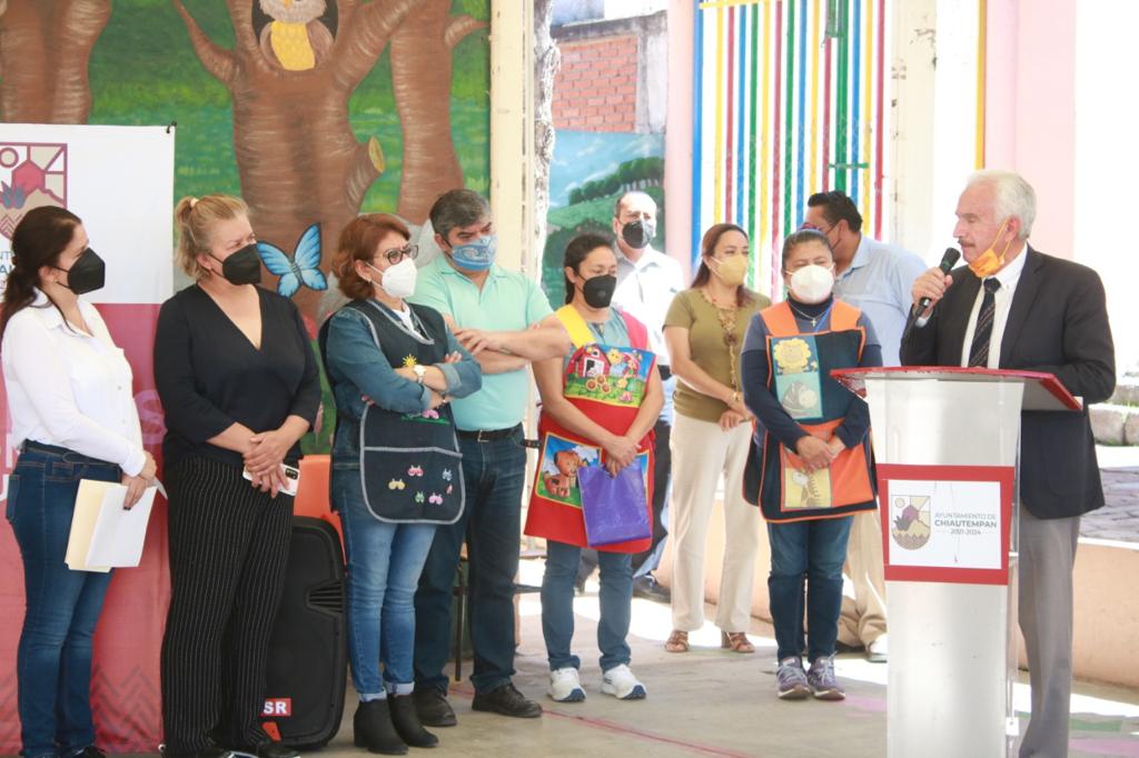 Por: Cortesía Entrega Jiménez Romero insumos para prevenir contagios de Covid-19 en instituciones educativas de Chiautempan