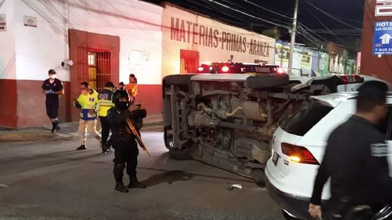 Por: Cortesía Conductor en estado de ebriedad hace volcar en San Pedro Cholula una unidad del transporte público