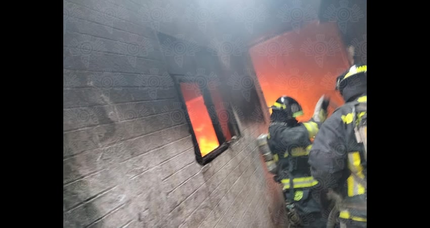 Por: Cortesía Fuerte incendio destruye casa en la ciudad de Puebla