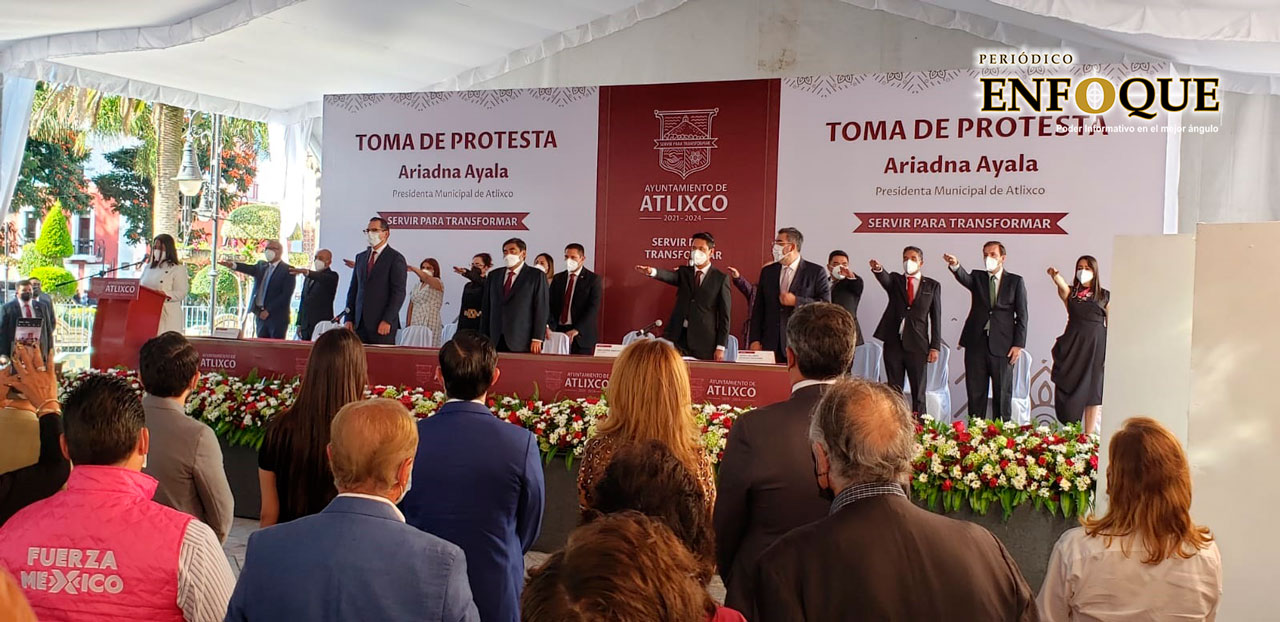 Por: Cortesía Toma protesta la presidenta Ariadna Ayala como la primera mujer que gobierna Atlixco acompañada del gobernador del estado