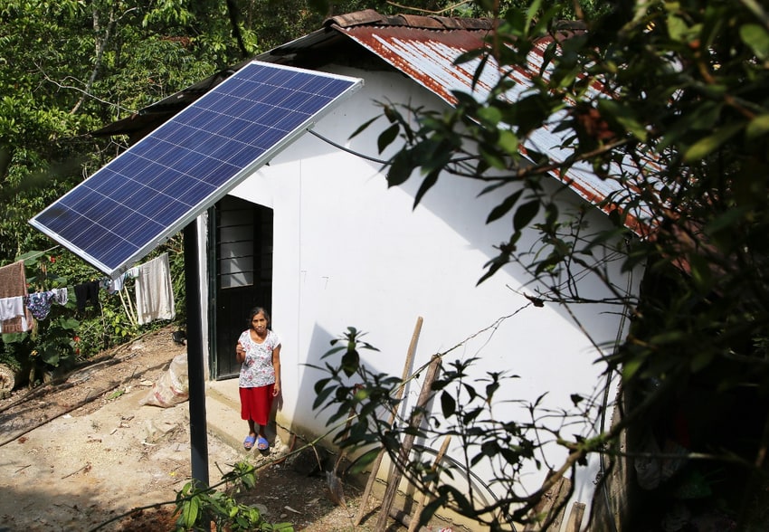 50 familias de Cuetzalan sin red eléctrica recibieron instalación de paneles solares en sus viviendas