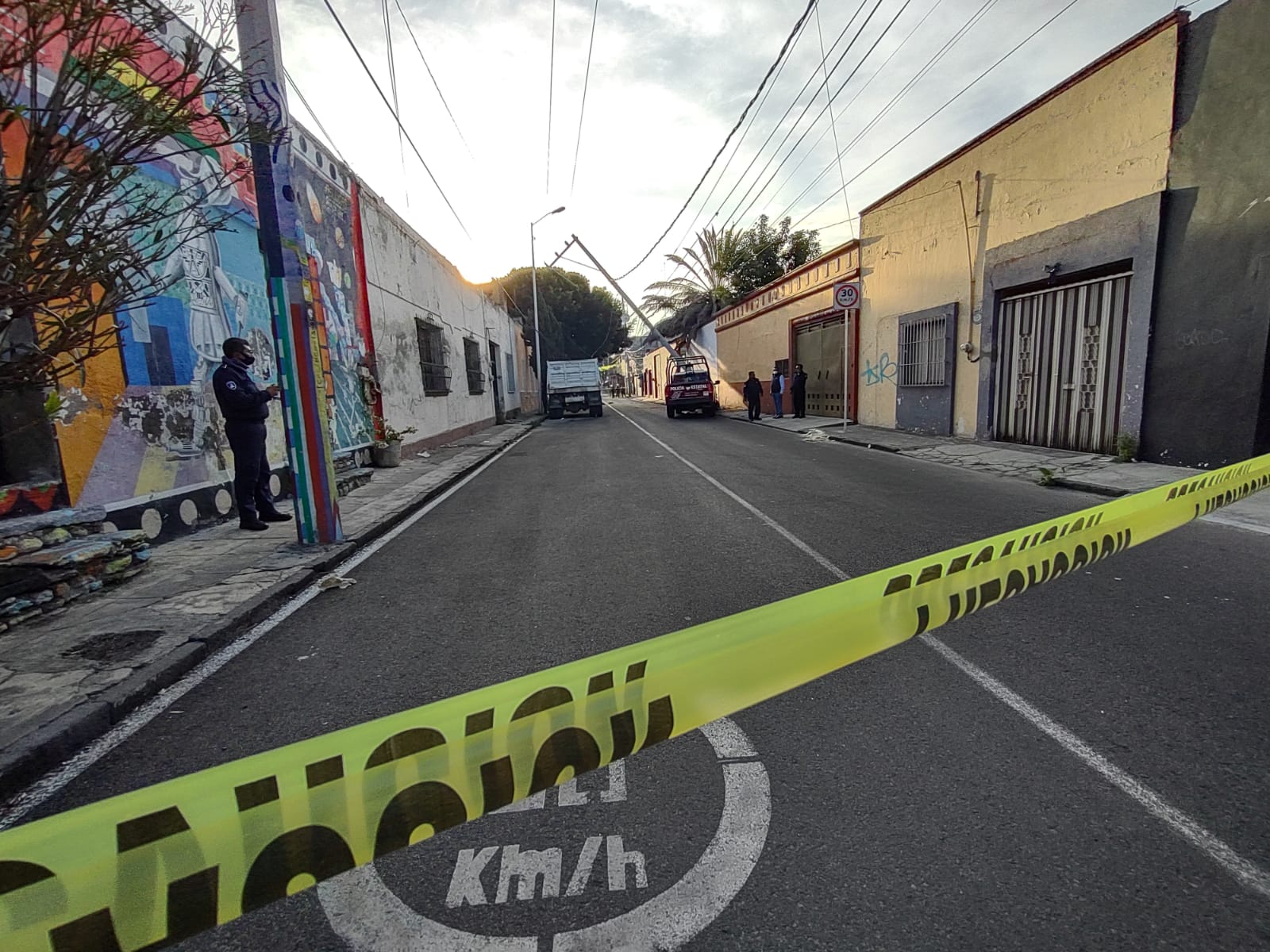 Por: Cortesía Patrulla choca contra poste y deja sin energía a vecinos en Analco; se reportan lesionados