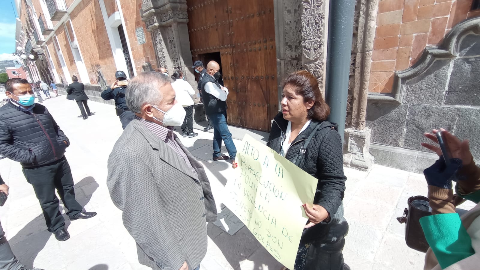 Encadenada, feminista pide audiencia con Lorena Cuéllar