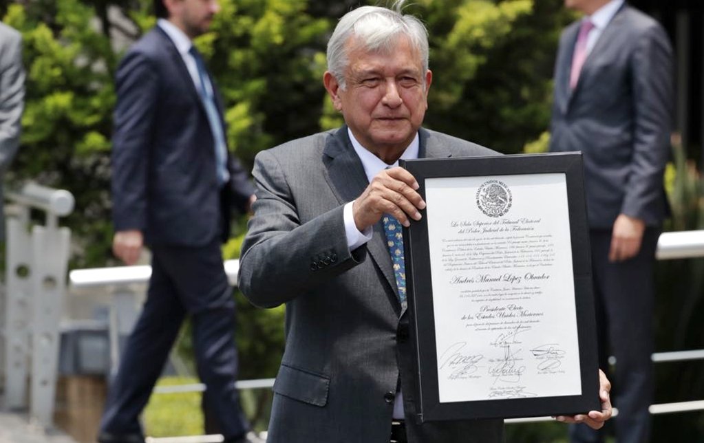 Por: Cortesía Con promedio abajo de 8 y 14 años para poder titularse, así fue el pasado de AMLO en la UNAM