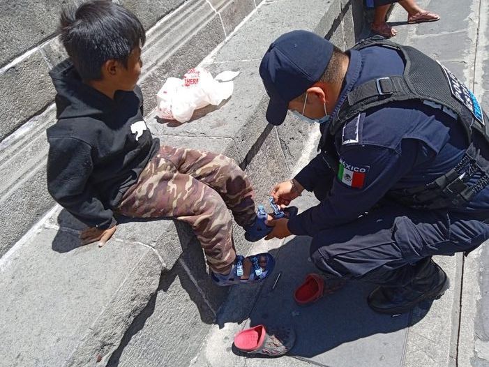 Por: Cortesía Le otorgan medalla a policía de Puebla que le compró sandalias a un niño de escasos recursos