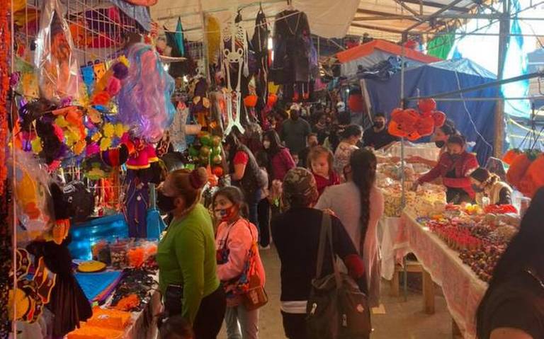 Comerciantes de Apizaco se instalan para ofertar artículos para el Día de Muertos