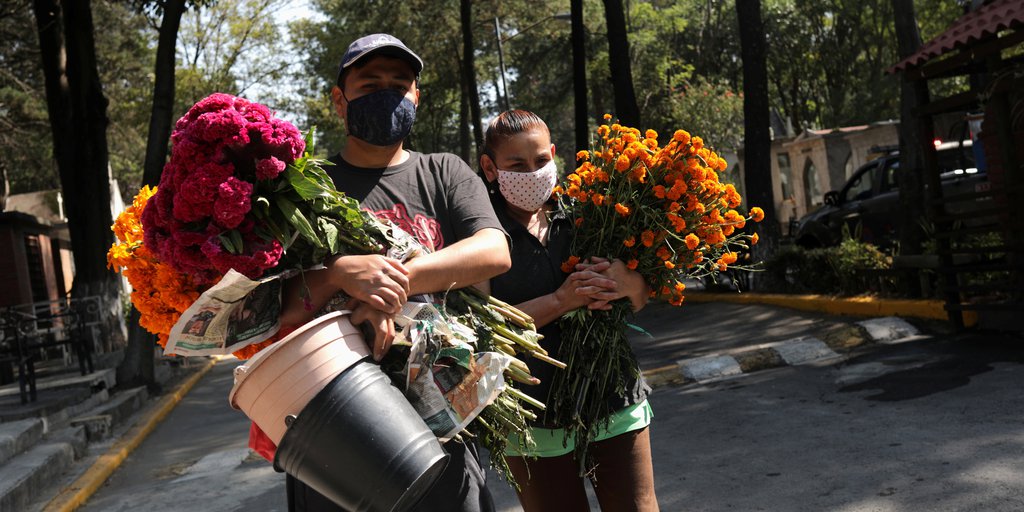 Por: Cortesía Familias poblanas comienzan a darle color al sepulcro previo a día de muertos