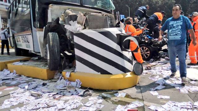 Por: Cortesía Autobús arrasa con varios vehículos en la autopista México - Toluca;