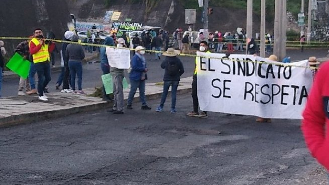 Por: Cortesía Miembros del Sindicato del Ayuntamiento de Cuautlancingo bloquearon el paso FINSA