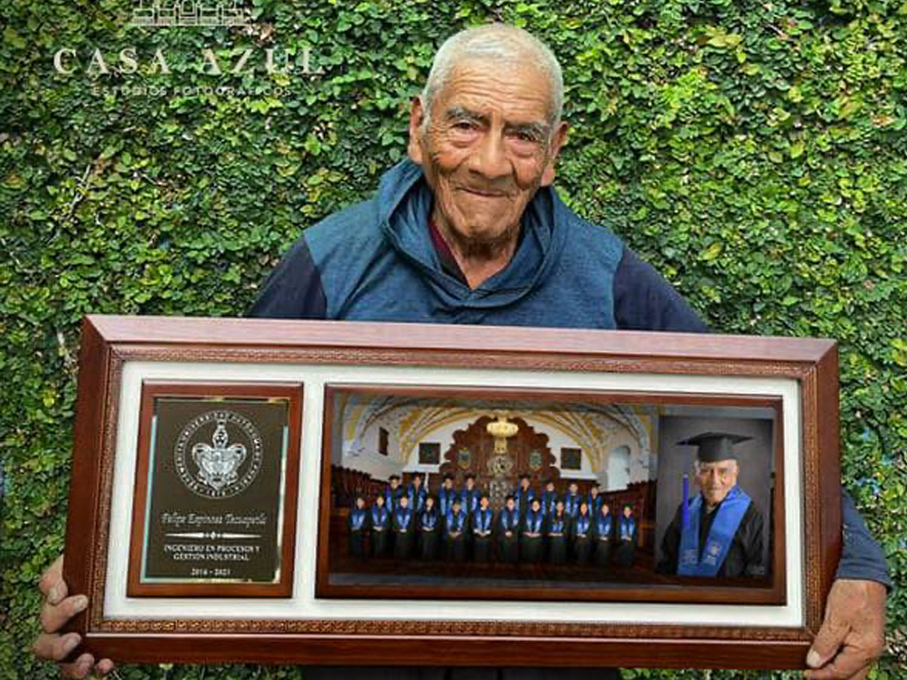Por: Cortesía Graduado a sus 84 años de ingeniería en la Buap, Don Felipe presume sus fotos de graduación