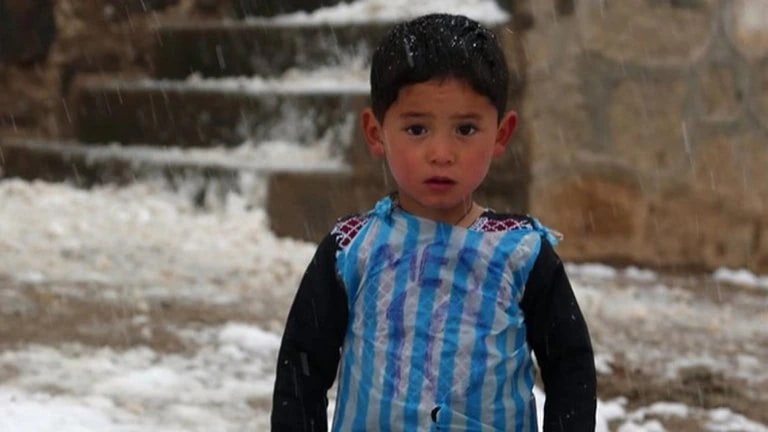 Por: Cortesía Niño de la camiseta de plástico de Lionel Messi que se hizo viral, pide ayuda para huir de los talibanes