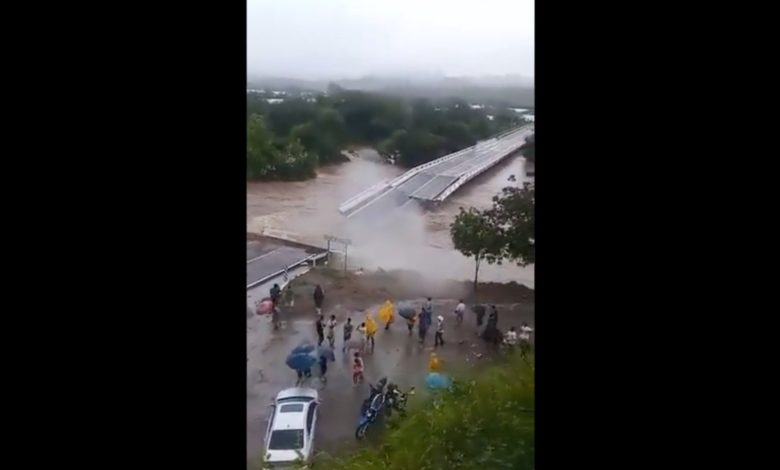 Por: Cortesía Momento exacto del colapso de puente “El Quelite”, recien inaugurado por el presidente (Video)
