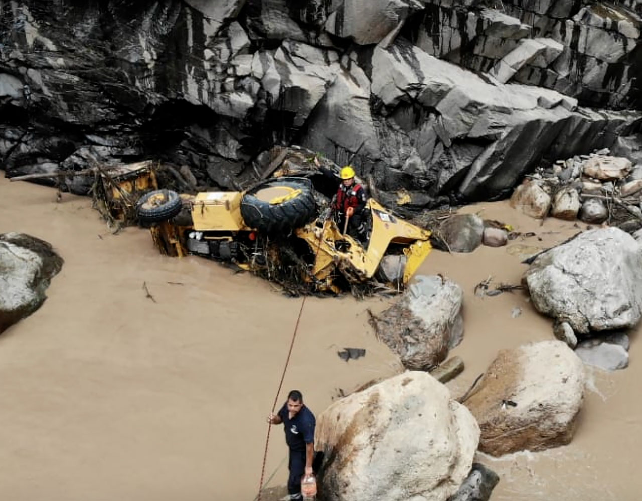 Por: Cortesía Dos operadores de retroexcavadora desaparecidos tras accidente en río Apulco