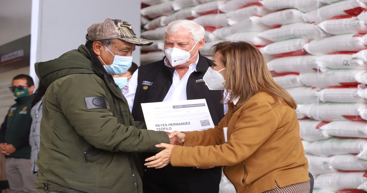 Por: Cortesía Gobernadora Lorena Cuéllar y secretario Víctor Villalobos entregan fertilizante a productores en Calpulalpan