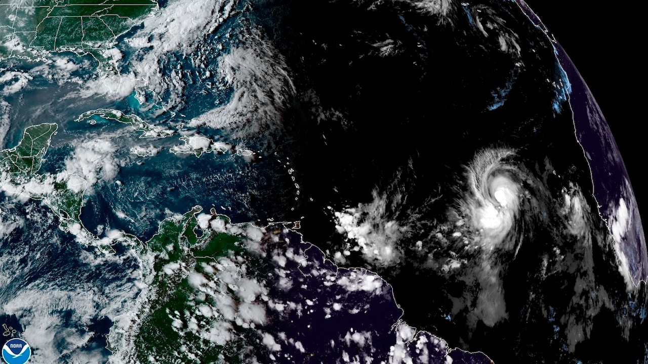 ¡Alerta por el huracán "Larry"! Amenaza a costas de EU y Canadá