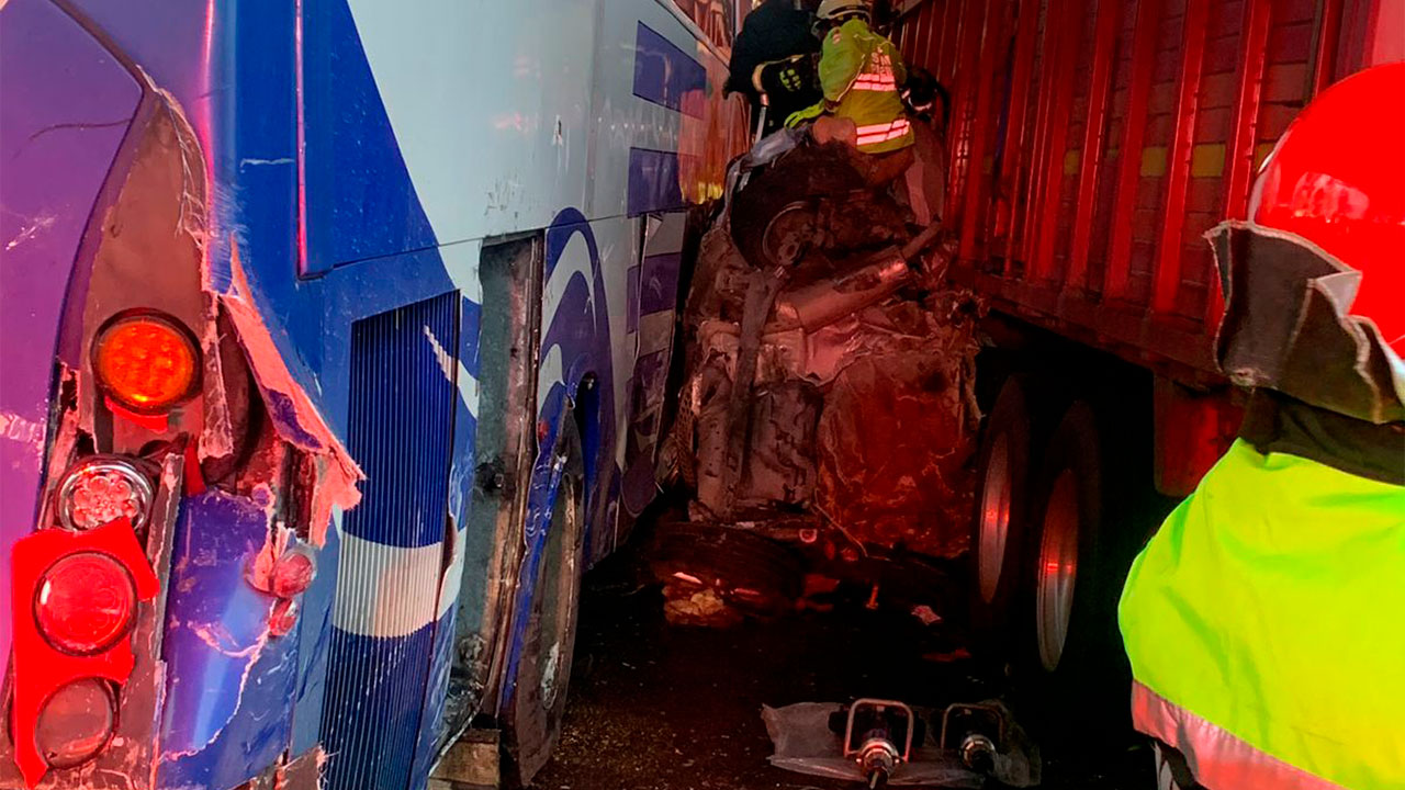 Por: Cortesía Por carambola en la autopista México-Puebla automovilista queda prensado