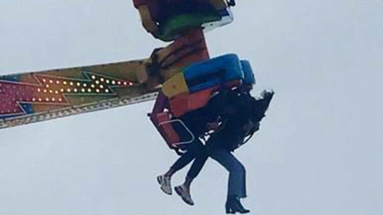 Por: Cortesía Mujer casi sale expulsada de un juego mecánico en la Feria de Cholula