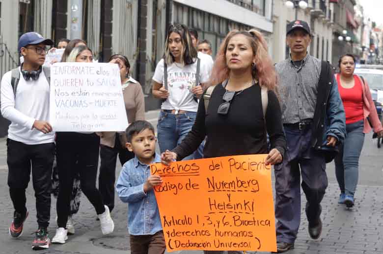 Por: Cortesía Grupo antivacunas se manifiesta contra el uso del cubrebocas