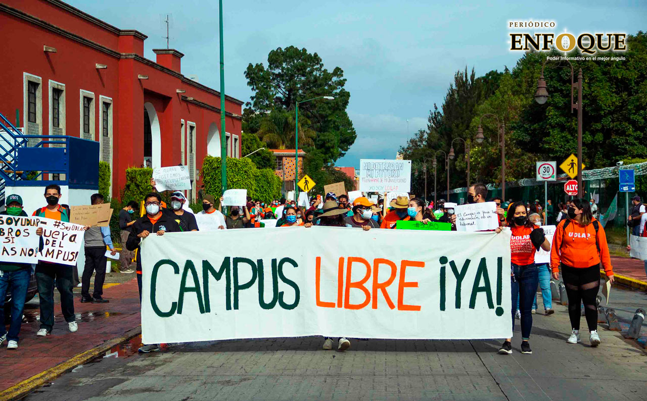 Foto: Alex Muñoz Convocan a tercera marcha para liberar campus de la UDLAP