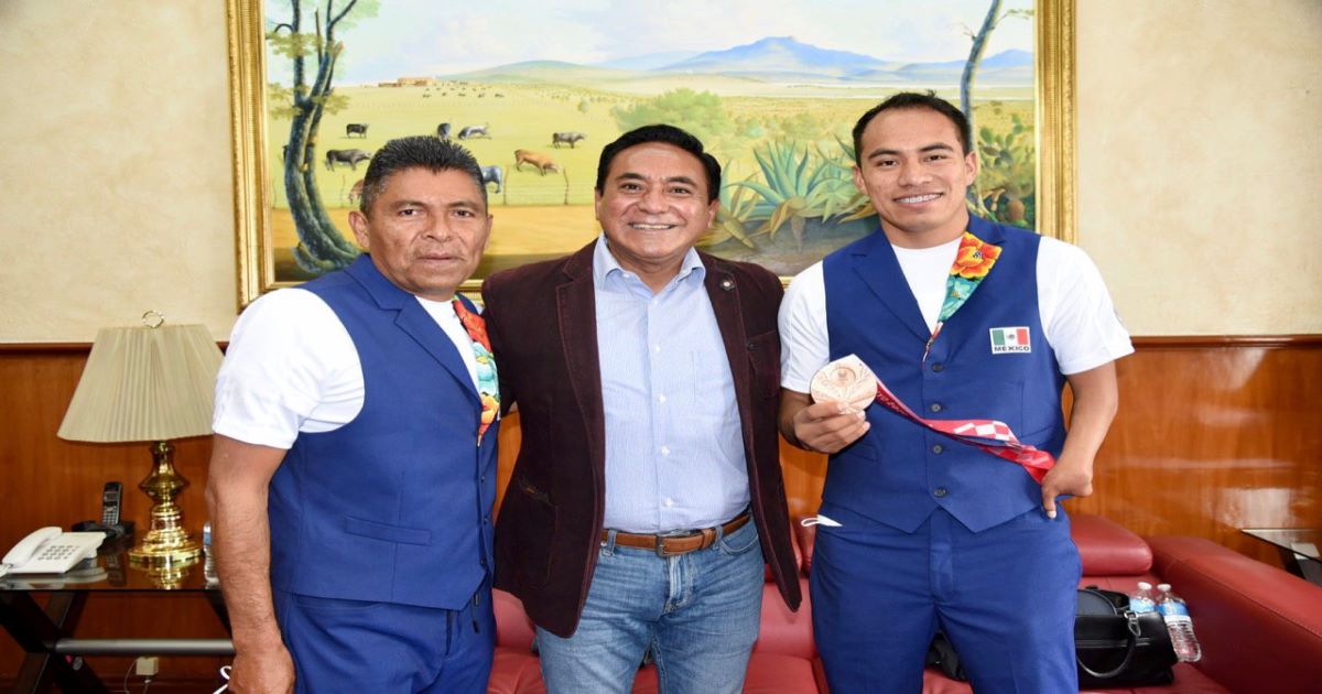 Por: Cortesía Se reúne Jorge Corichi con Leonardo de Jesús Pérez Juárez, medallista de bronce en Juegos Paralímpicos de Tokio 2021